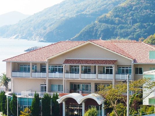 海沿いの建物外観  