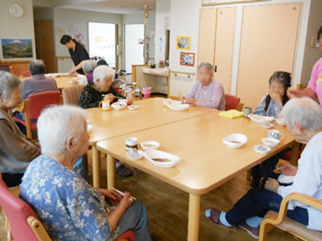 共有ダイニングの様子 ダイニングルーム ゆったりとした食事の時間を楽しむ利用者の様子が伝わります。明るく開放的な空間でのひとときは、日々の潤いになるでしょう。