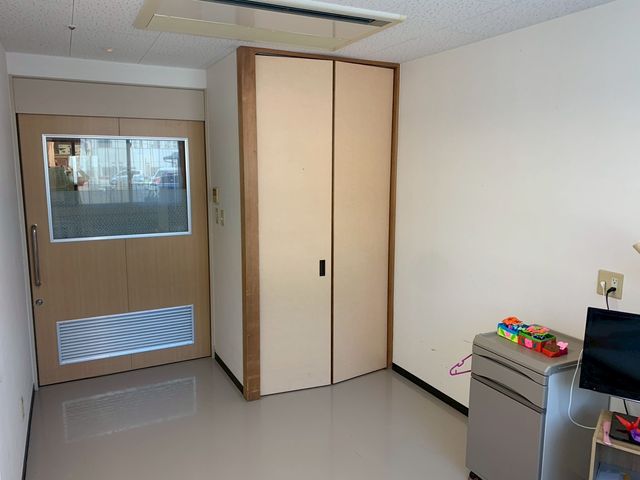 ドアと収納の居室 居室 明るい部屋には収納スペースがあり、必要な物を整理整頓できます。静かな環境で落ち着いて仕事ができます。
