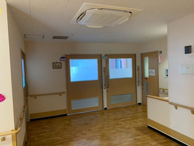 広々とした廊下 廊下 広々とした廊下は、車椅子でも通りやすく、安全に配慮されたデザインです。