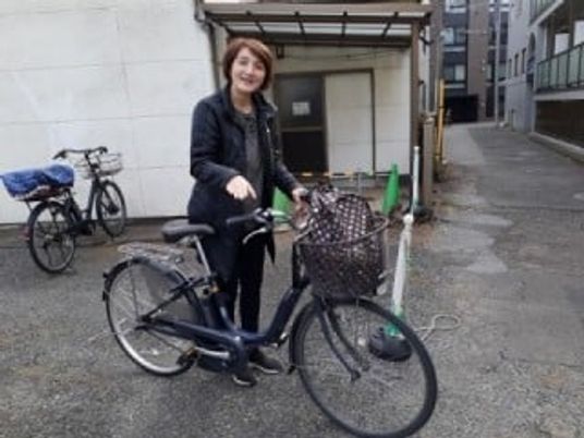 自転車を持つ人物の姿