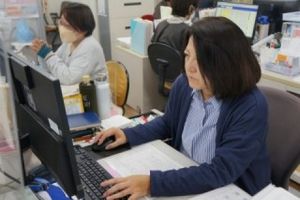 スタッフ作業中のオフィス