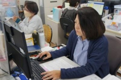 スタッフ作業中のオフィス