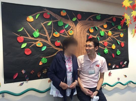 秋の装飾が施された壁面