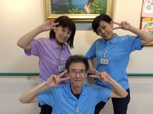 笑顔のスタッフ三名