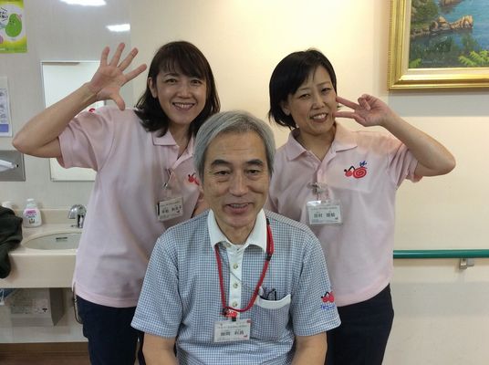 スタッフの笑顔の室内