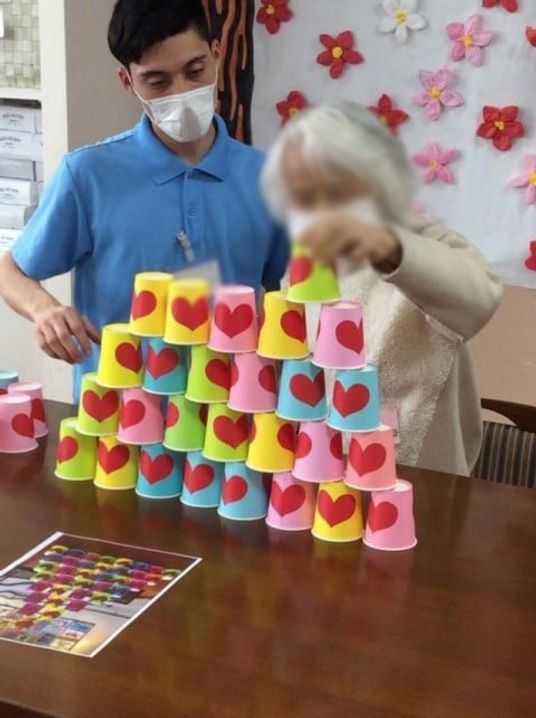 カラフルな積み木遊び