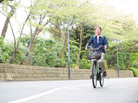 自転車をこぐ女性