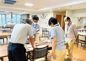 スタッフが活動中の食堂