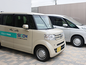 送迎車が並ぶ外観  