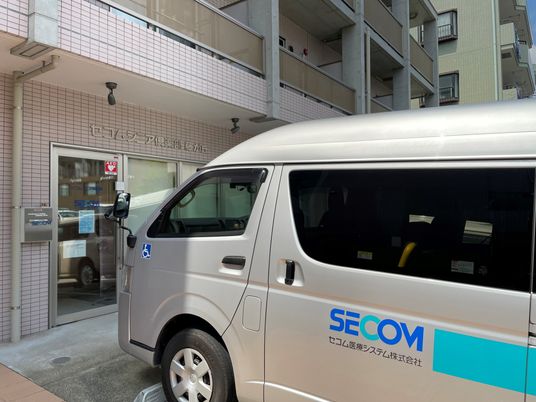 エントランス前の送迎車