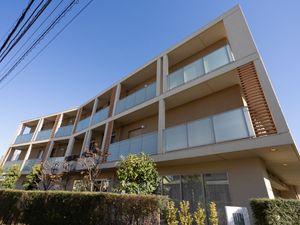 明るい日差しの外観