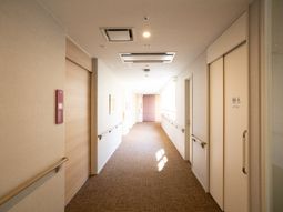明るい廊下の風景
