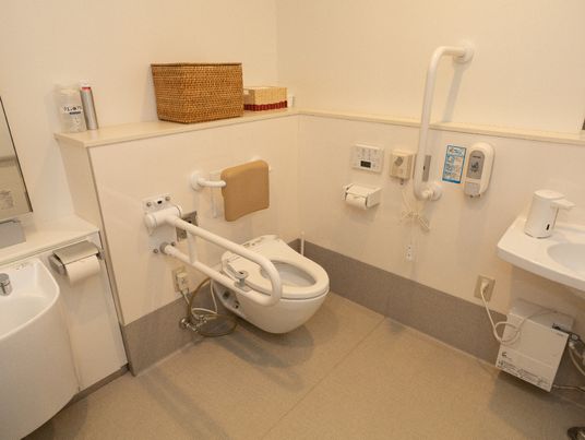 バリアフリー対応のトイレ設備