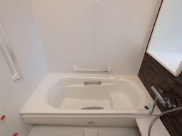 バリアフリー設計の浴室