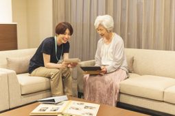 笑顔のケアワーカーと利用者