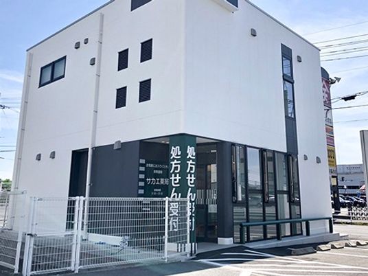 白い建物の外観  