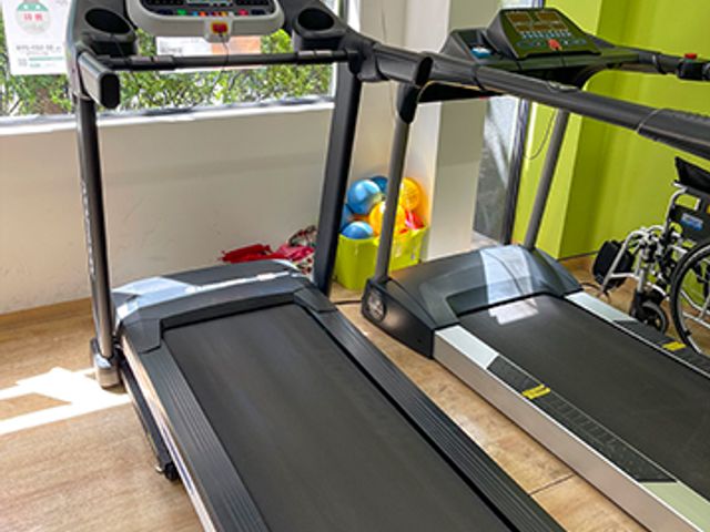 明るい運動設備の部屋 機能訓練室 日差しが差し込む快適な空間で、トレッドミルを始めとした運動設備を利用し、健康維持に励むことができます。