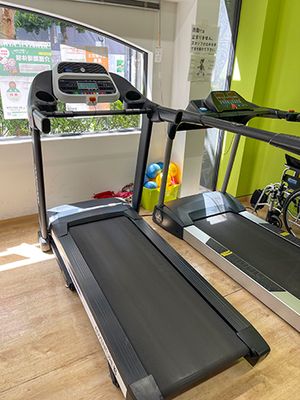 明るい運動設備の部屋