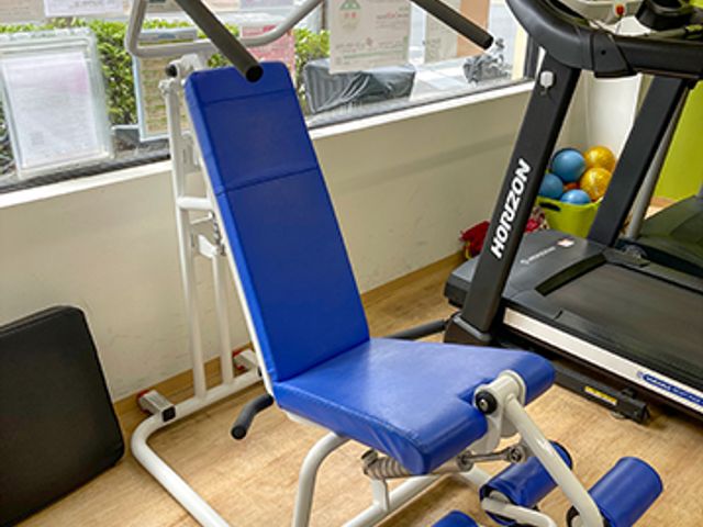 運動機器が並ぶ部屋 機能訓練室 心身のリフレッシュができる明るい運動空間です。体力維持のための多様な設備が整っております。