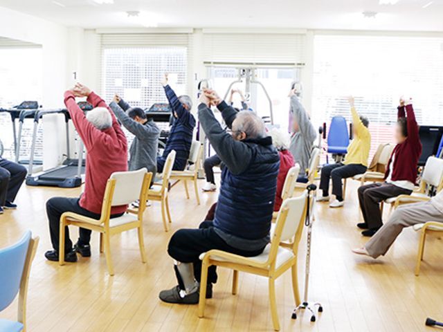 広々とした機能訓練室 機能訓練室 ゆったりとした空間で体を動かす利用者様の姿が見られます。日々の健康維持に役立つ設備が整っています。