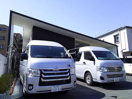 送迎車が並ぶ外観  