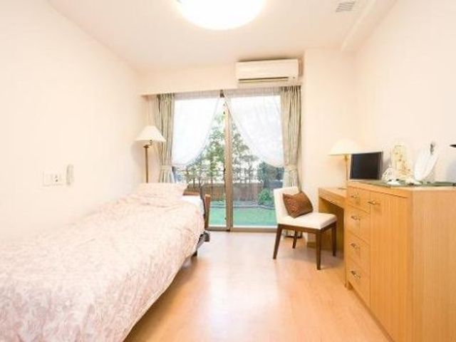 清潔な個室の居室 居室 整った明るい居室です。大きな窓からは自然光が入り、穏やかな雰囲気で過ごせる空間となっています。