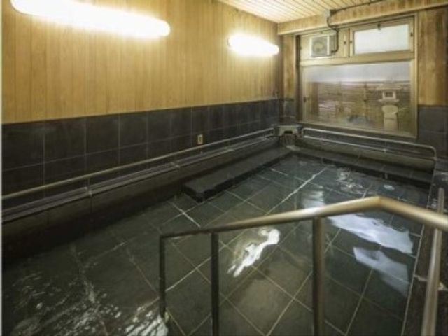 和風の快適浴室 浴室 ゆったりとした和風設計の浴室で、利用者の方々はリラックスした時を過ごせます。清潔感があり、安全に配慮した手すりも完備しています。