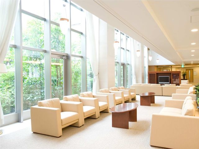 快適なラウンジ空間 リビング 陽光が差し込む快適なラウンジで、ゆったりとしたひと時を過ごせる環境が整っています。窓辺には自然の緑が広がり、癒しの空間を提供しています。