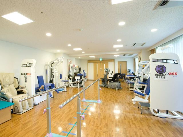 訓練器具整備の機能訓練室 介護予防フィットネススペース 快適な環境で身体機能の維持向上を目指せる機能訓練室です。最新のリハビリ機器が揃い、専門スタッフのサポートも充実しています。
