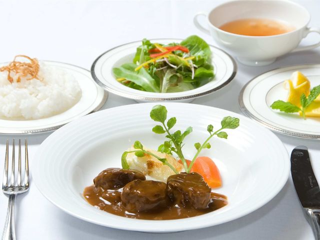 配膳された美味しそうな食事 夕食 栄養バランスを考えた美味しい食事が提供され、日々の健康維持に役立ちます。利用者の方々が心を込めて作られた料理を楽しんでいます。