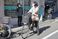自転車に乗った女性の会話