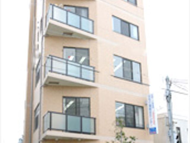 温かみのある外観 外観 ベージュ色の建物は温もりを感じさせ、明るく招き入れる雰囲気を持っています。