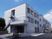 白い外壁のきれいな建物