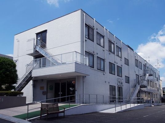 白い外壁のきれいな建物