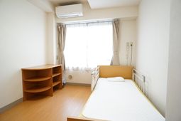 明るい居室の様子