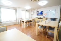 広々とした明るい食堂