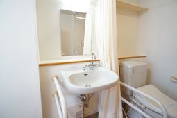 清潔な洗面台とトイレ