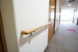 手すりつき清潔な廊下