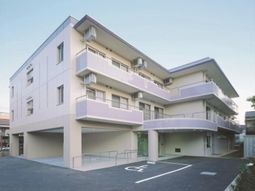 明るい外観の建物