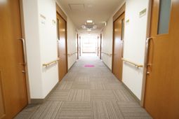 明るい廊下の風景
