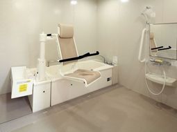 バリアフリー設計の浴室