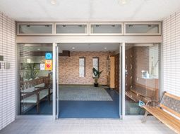 明るいエントランス風景