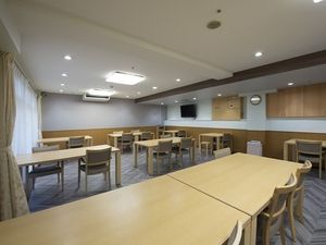 明るく広々とした食堂