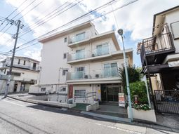 明るい外観の建物