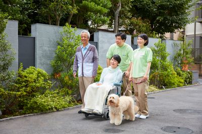 笑顔の人々と犬の中庭