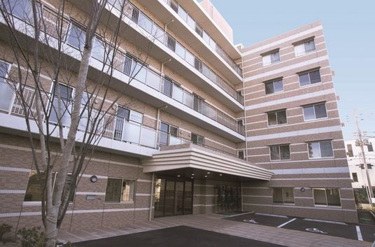 明るい建物の外観