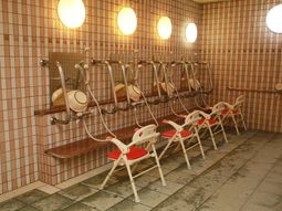 シャワー用チェアが並ぶ空間