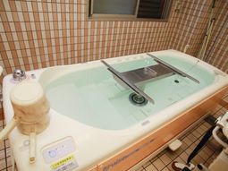 ゆったり浴室の手すり付き