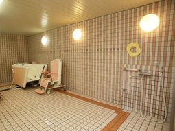 広々浴室と介護用バスチェア